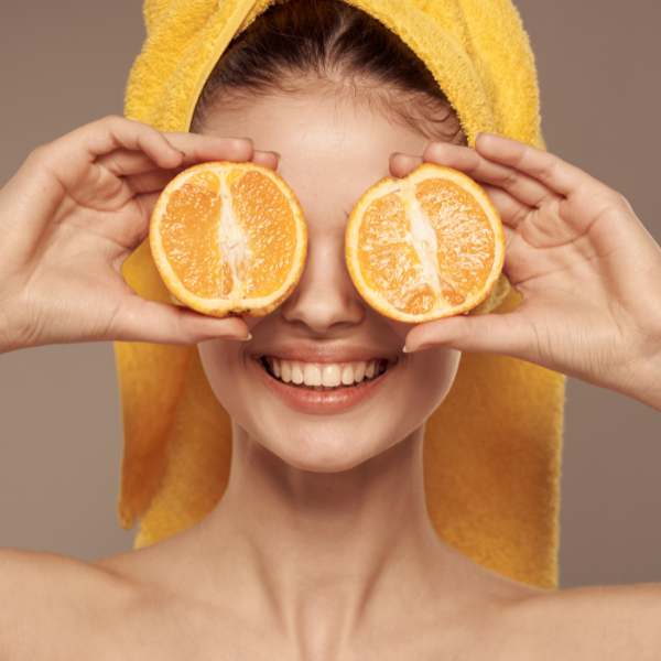 l'un des bienfaits de la vitamine C est la production de collagène qui améliore la peau