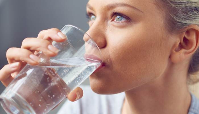 boire de l'eau facilite la digestion et a un effet favorable sur la constipation