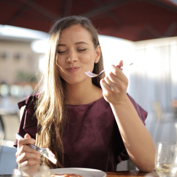  Prenez vos repas lentement et dans le calme pour traiter le syndrome de l'intestin irritable