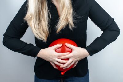 Ventre gonflé, Ballonnements, Spasmes intestinaux : Origines et Solutions Naturelles