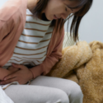 Des maux de ventre Des spasmes, des crampes, une sensation de barre en travers du bas du ventre. Ces douleurs disparaissent lors du passage à la selle. Le plus souvent, elles sont absentes la nuit, mais réapparaissent au réveil.