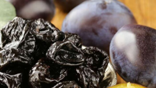 Les pruneaux et le jus de pruneau laxatifs naturels